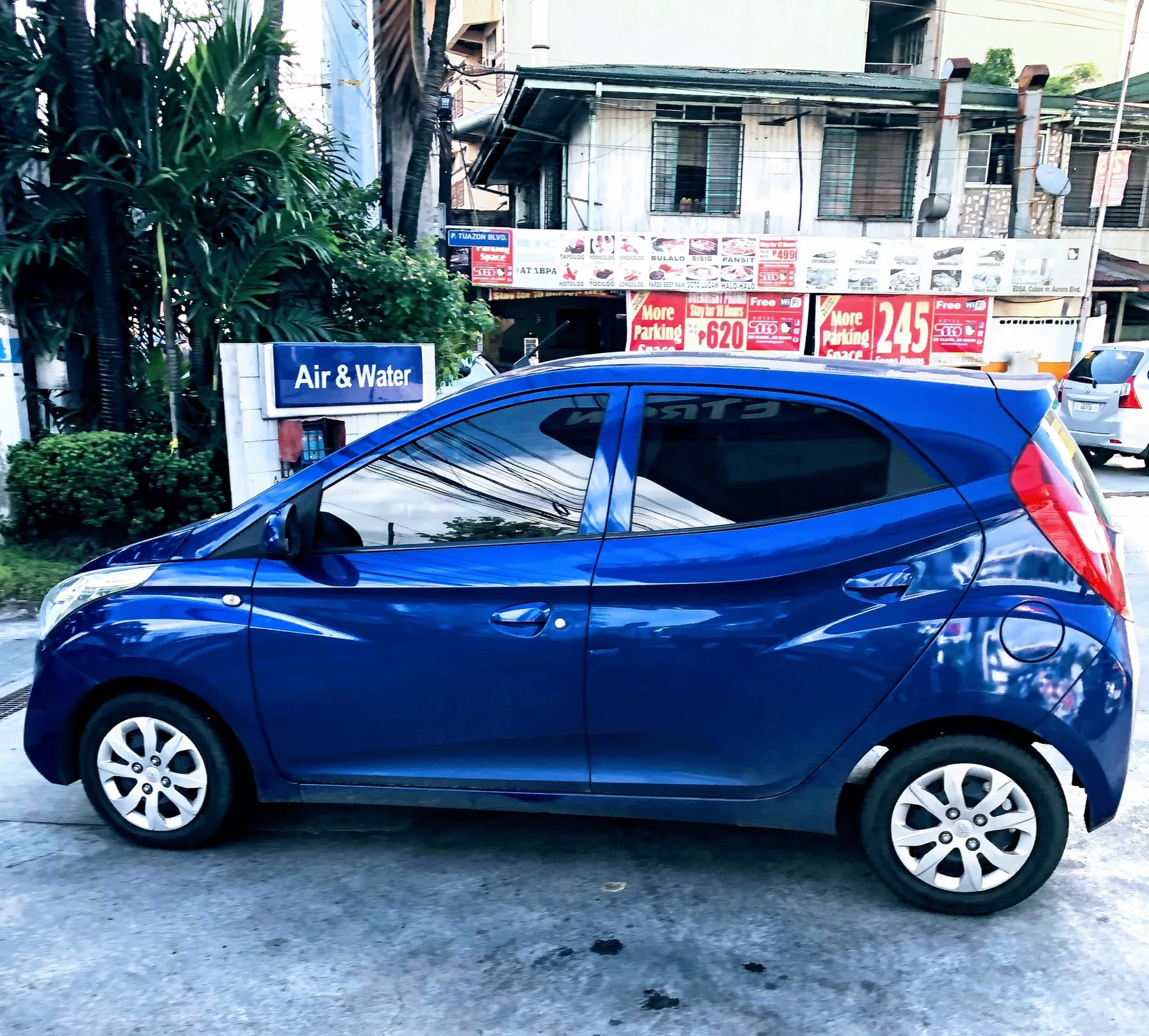 GoCompare 'Inside the Glovebox' — Veejay Villafranca's blue Hyundai on a Manila street