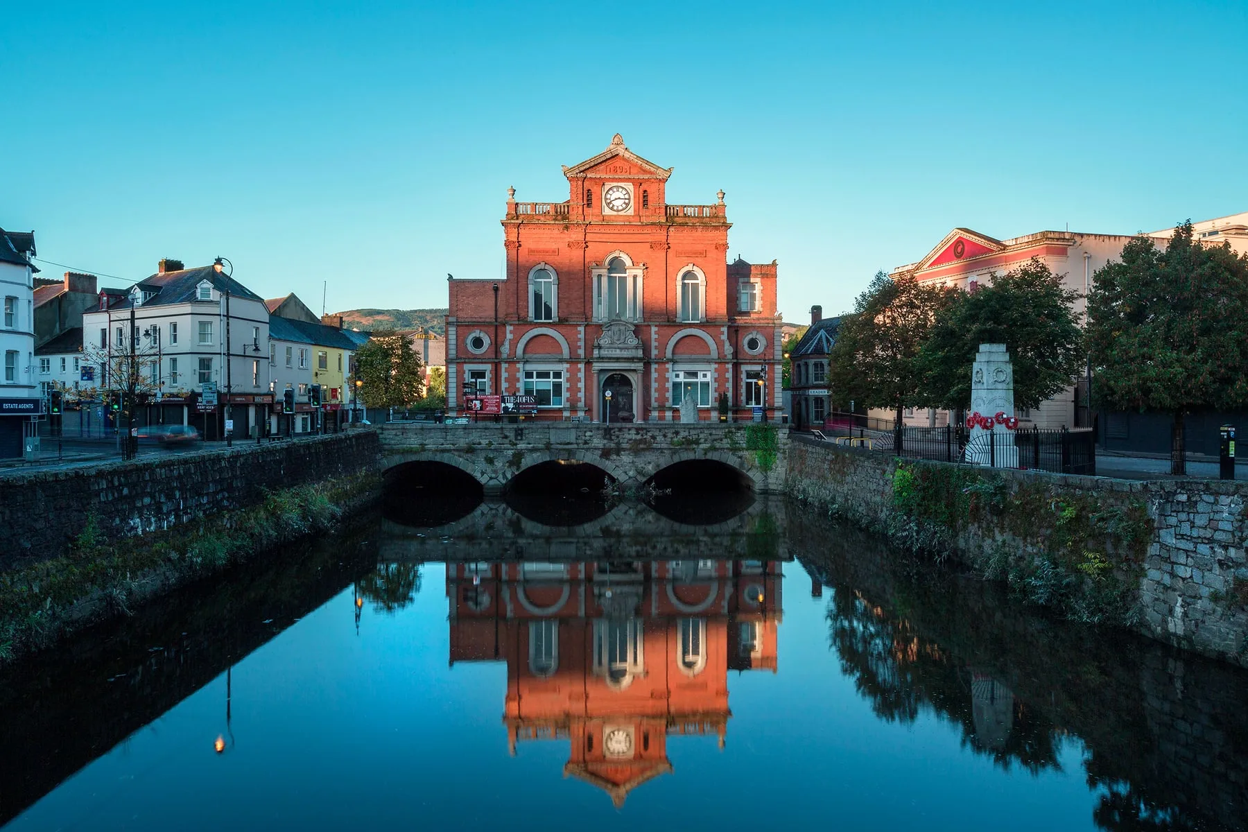Newry Town Hall reflected in the Clanrye River, Northern Ireland — Santander